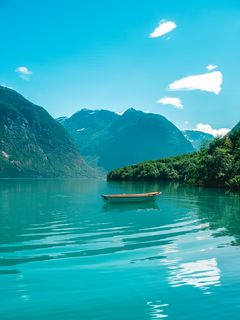 Boat Mountains Lake