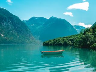 Boat Mountains Lake (320x240)